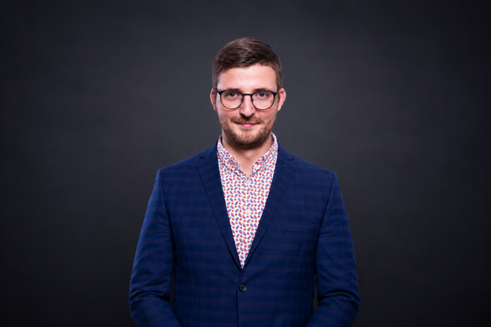 Rīgas 6. vidusskolas latviešu valodas skolotājs, izdevniecības “Skolas Vārds” mācību līdzekļu redaktors Ph.D. Andris Krieķis