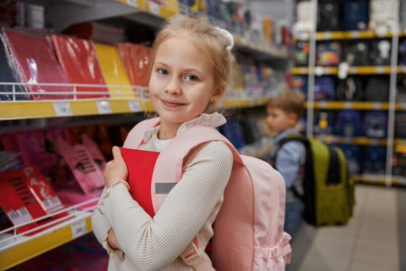 Bērna sagatavošana skolai prasa vismaz 250 eiro, liecina aptaujas dati.
