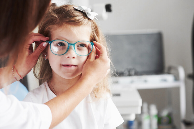 Bērni ar noteiktiem redzes traucējumiem valsts apmaksātas brilles varēs saņemt tuvāk dzīvesvietai