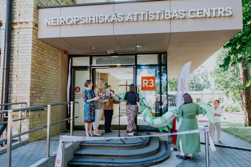 Neiropsihiskās attīstības centra izveidē piedalījās Latvijas Autisma apvienības pārstāvji, kuri centram dāvināja sensoro rotaļlietu.