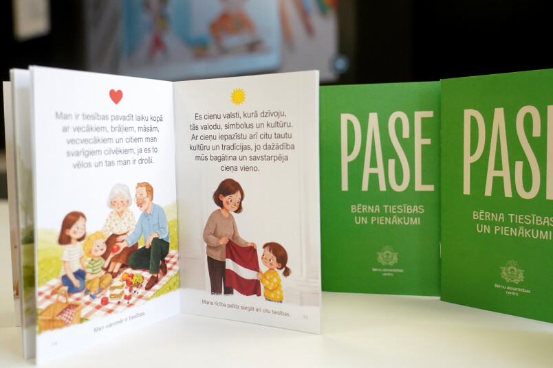 Pirmklasnieku pienākumu un tiesību pase. Foto Paula Čurkste, LETA