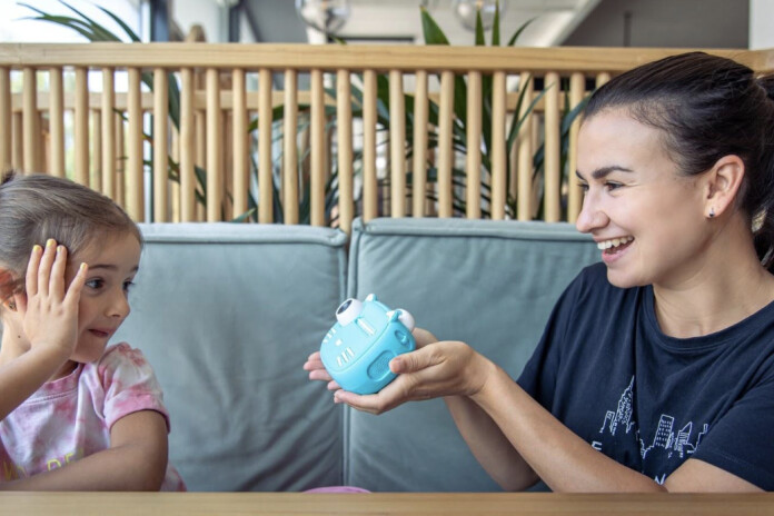 Bērni, kas jau agrā vecumā iepazīstas ar naudas pārvaldību, pieaugušo dzīvē spēj pieņemt daudz veselīgākus finanšu lēmumus.