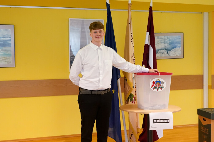 Jauniešiem politika interesē, bet vēlēt aiziet tikai retais. Foto: Zane Bitere, LETA