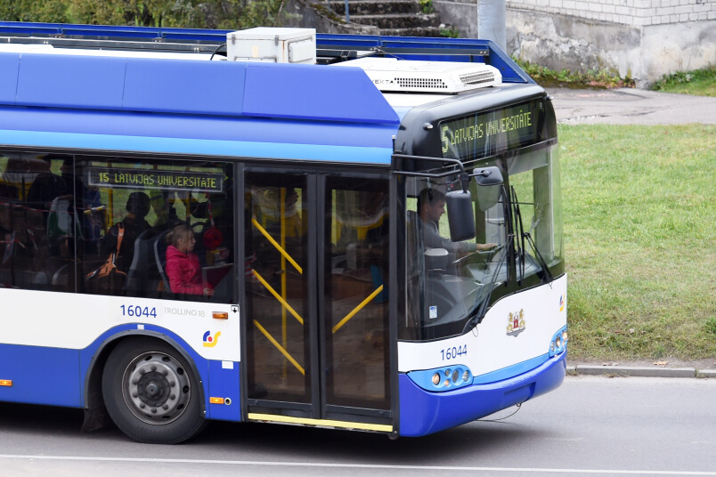 Divbērnu māmiņa trolejbusā braukusi trīs pieturas, kad viņai esot likts izkāpt raudoša zīdaiņa dēļ.