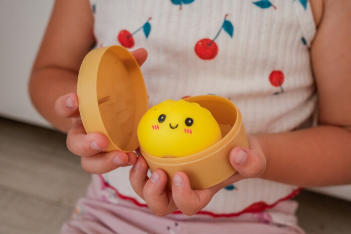 Pamatojoties uz saņemto informāciju, PTAC izņēma trīs dažādu veidu un dažādu ražotāju rotaļlietas “Squishy Dumpling” paraugus ekspertīzes veikšanai.