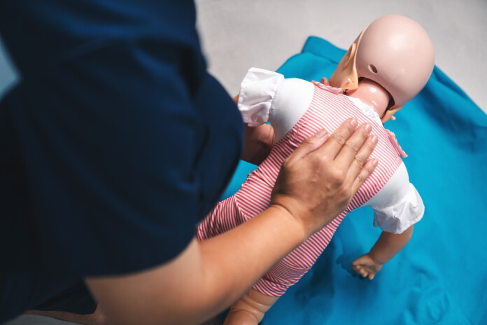 Speciālisti atgādina, ka aizrīšanās gadījumā izšķiroša nozīme ir apkārtējo cilvēku reakcijai.