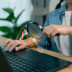 Bērni un pusaudži internetā sastopas ar reklāmām, spēlēm, sociālo tīklu saturu un dažādiem piedāvājumiem, kuru patiesais mērķis ne vienmēr ir uzreiz saprotams.