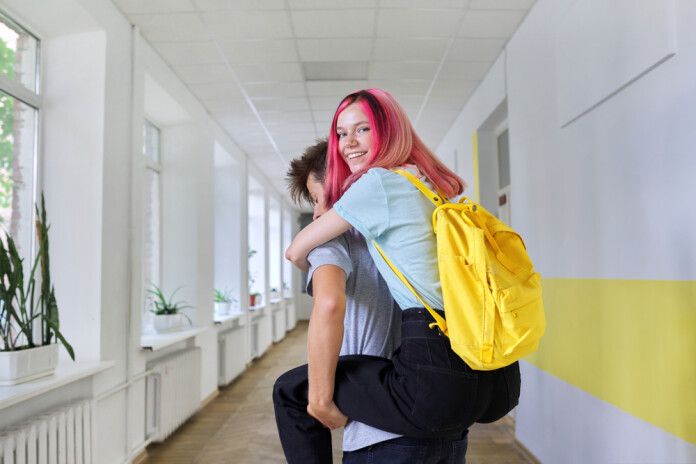 Izvairīšanās ar jauniešiem runāt par seksualitāti palielina riskus, jo informāciju viņi meklēs paši, tai skaitā sociālajos medijos.