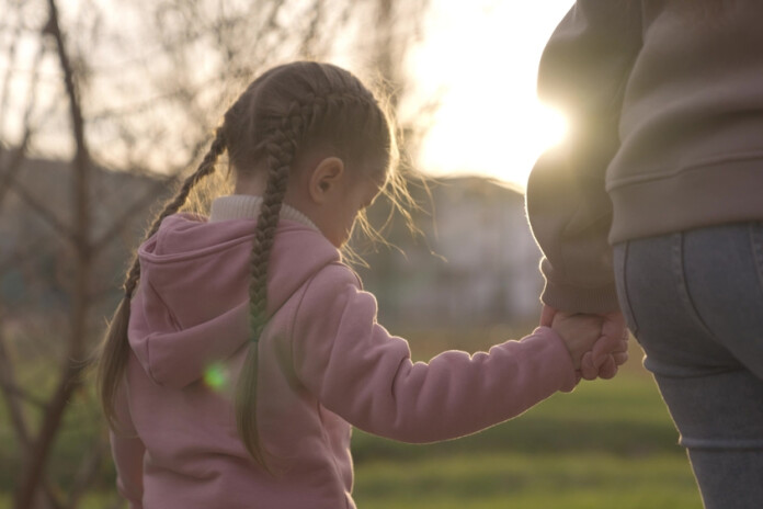 33 gadus vecais vīrietis stāsta, ka viņam paziņoja, ka viņa astoņus gadus vecā meita skolā nokritusi.