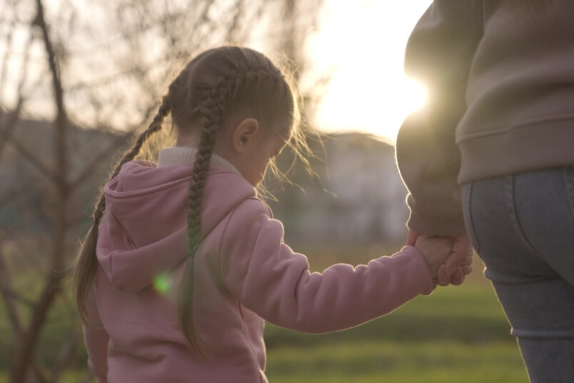 33 gadus vecais vīrietis stāsta, ka viņam paziņoja, ka viņa astoņus gadus vecā meita skolā nokritusi.