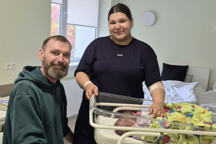 Māmiņa Megija un tētis Antons ar dvīnīšiem Emīliju un Oliveru