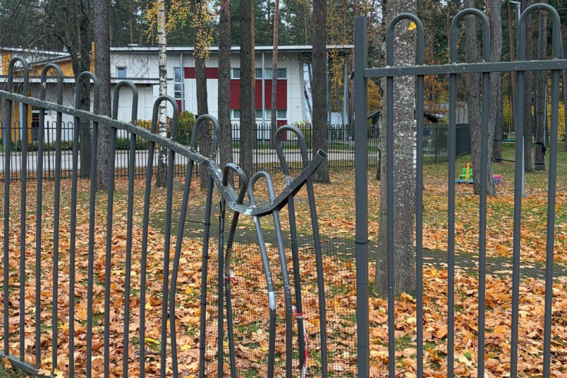 Ikšķiles bērnudārzs Čiekuriņš sēta. Tā pamatīgi cietusi pēdējās vētras laikā un acīmredzot ļāvusi vandāļiem brīvāk iekļūt teritorijā.