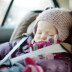 Ziemā pareizi piesprādzēt bērniņu autosedeklītī ir apgrūtinoši, jo bērns tērpts vairākās drēbju kārtās
