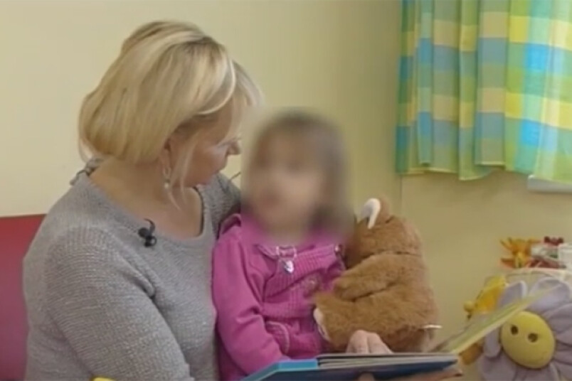 Pirms diviem mēnešiem pie auklītes uz vairākām dienām aizmirstā mazā Vika nonākusi audžugīmenē. Ne viņas bioloģiskajiem vecākiem, ne citiem radiniekiem bāriņtiesa meitenītes aprūpi neuzticēja.