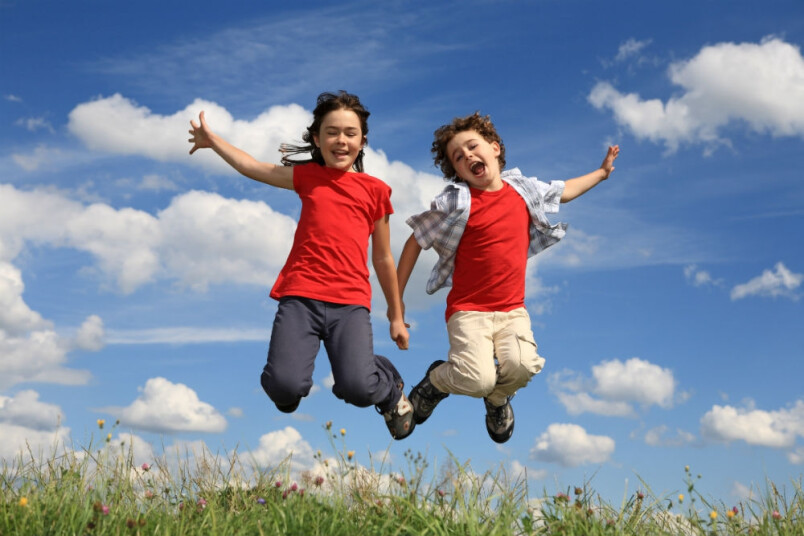 Karstumā liels vilinājums ir nogulēt visu dienu mājās. Par spīti sagurumam dodies ar bērnu ārā, atrodi ēnu vai vietu, kur saule nekarsē tik spēcīgi, un uzspēlē kādu mierīgu vai vidējas intensitātes spēli, piemēram, klusos telefonus vai paslēpes. Publicitātes foto. 