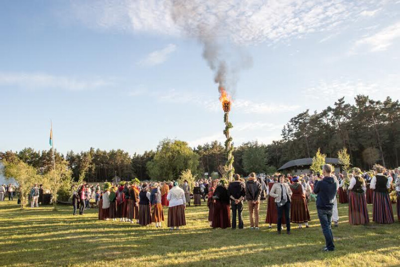 Alus, siers un pīrādziņi groziņā un uz priekšu līgot. 