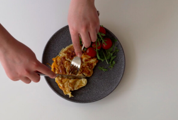 Gardā omlete ar sieru. Gatavo skolēns